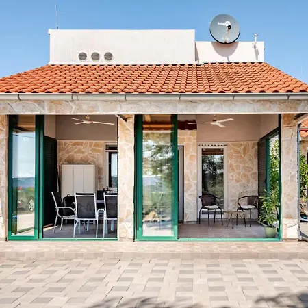Vakantiehuis Dalmatian Countryside - Heated Pool & Jacuzzi Vrsine
