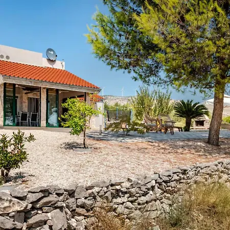 Vakantiehuis Dalmatian Countryside - Heated Pool & Jacuzzi Vrsine