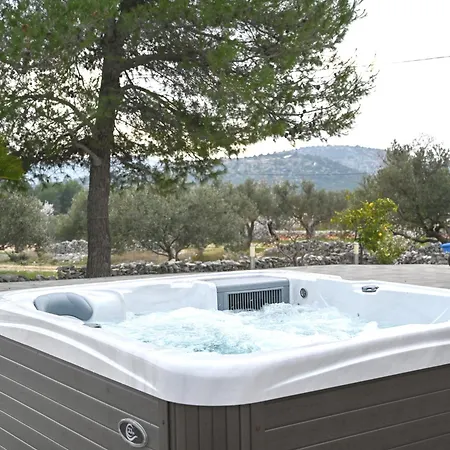 Vakantiehuis Dalmatian Countryside - Heated Pool & Jacuzzi