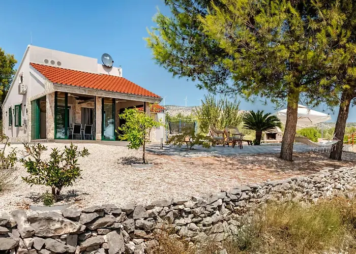 Vakantiehuis Dalmatian Countryside - Heated Pool & Jacuzzi Vrsine