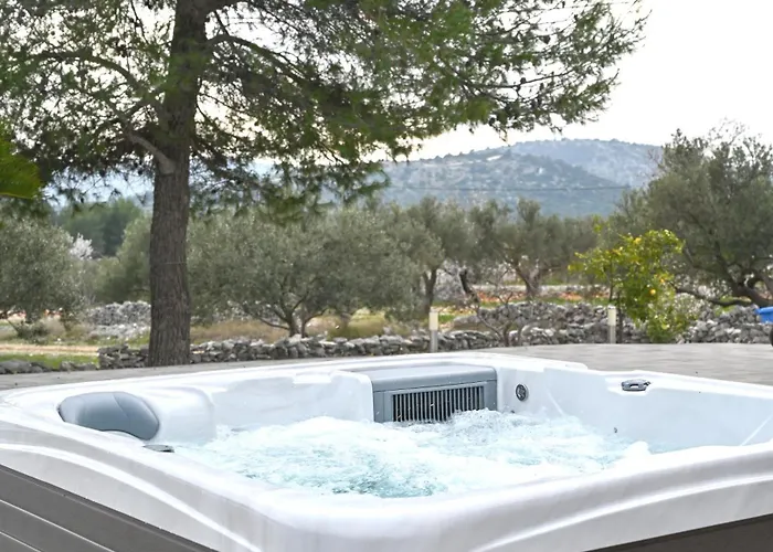 Vakantiehuis Dalmatian Countryside - Heated Pool & Jacuzzi